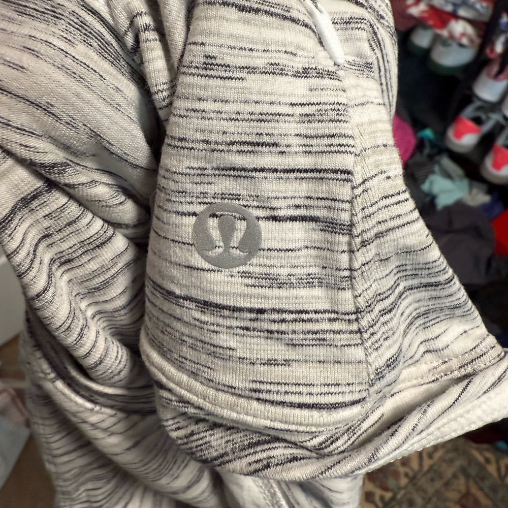 Lululemon Runderful Long Sleeve Size 10 - Picture 6 of 7